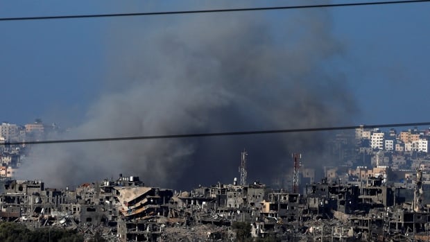  À l’aide de chars de combat, Israël intensifie ses attaques terrestres sur Gaza et frappe 600 cibles