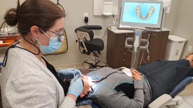  Les dentistes disent qu’ils sont laissés dans l’ignorance au sujet du régime fédéral d’assurance dentaire