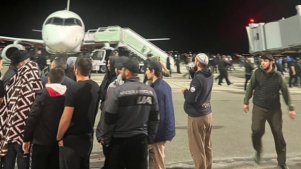  Une foule en colère et violente prend d’assaut l’aéroport du Daghestan à la recherche de Juifs à bord d’un avion en provenance d’Israël