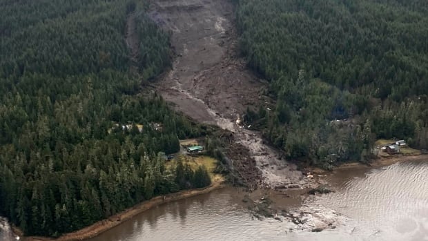  3 morts et 3 disparus après un glissement de terrain qui a ravagé une communauté de pêcheurs isolée de l’Alaska