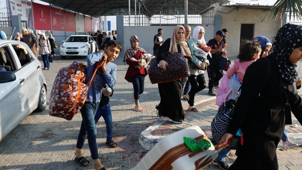  Les Canadiens attendent à Gaza tandis que des centaines d’autres s’apprêtent à quitter la frontière égyptienne