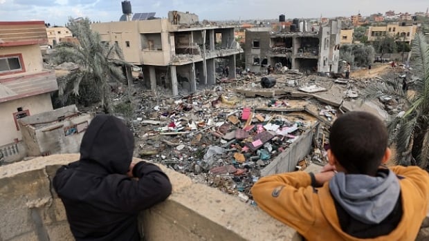  Des bébés prématurés arrivent pour être soignés en Égypte alors que des combats éclatent près d’un autre hôpital de Gaza