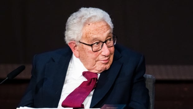  Henry Kissinger, homme d’État polarisant qui a façonné la politique étrangère américaine pendant la guerre du Vietnam, est mort à 100 ans