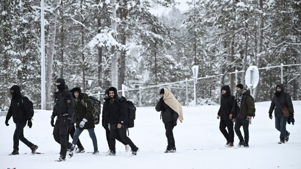  La Finlande ferme sa frontière avec la Russie en raison d’une prétendue « attaque hybride » impliquant des migrants