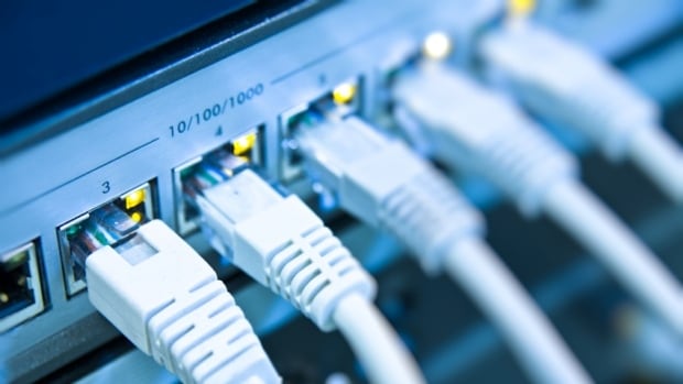  Le CRTC autorise les petites entreprises Internet à vendre des services sur les réseaux de fibre optique des télécommunications