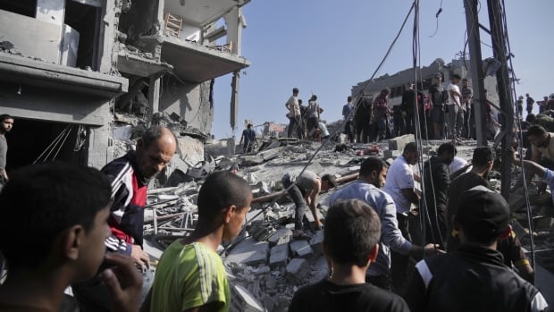  Le Hamas affirme que des dizaines de personnes ont été tuées dans une frappe aérienne israélienne sur un camp de réfugiés à Gaza