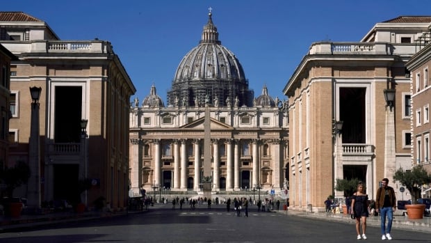  Le Vatican se rapproche de l’autorisation du baptême des catholiques transgenres