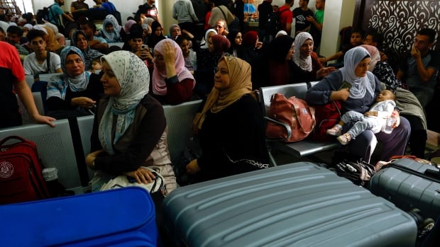  Les Canadiens qui quittent la bande de Gaza pleurent les membres de leurs familles décédés et leurs maisons détruites