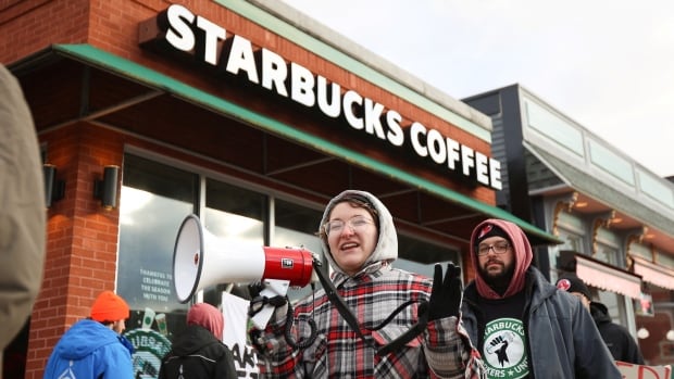  Les employés de Starbucks aux États-Unis devraient débrayer jeudi pour protester contre leurs conditions de travail.