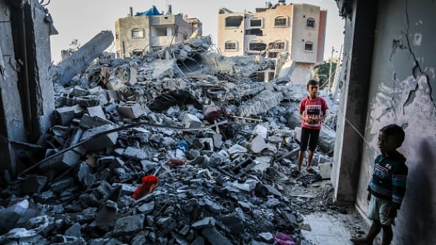  Les frappes aériennes israéliennes s’intensifient alors que l’armée affirme avoir encerclé la ville de Gaza