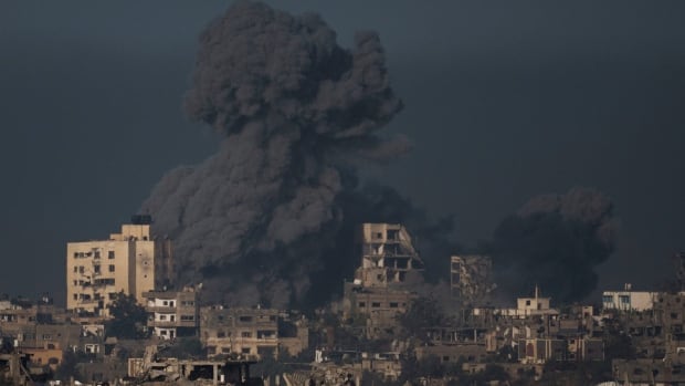  Les frappes aériennes meurtrières à Gaza se poursuivent alors que l’accord sur les otages n’a pas encore été appliqué