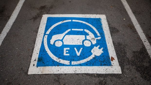  Les investissements provinciaux et fédéraux combinés dans les véhicules électriques coûteront près de 6 milliards de dollars de plus que les estimations du gouvernement, selon le DPB.