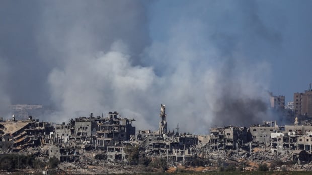  Les responsables de Gaza affirment que les hôpitaux sont sous le feu des frappes aériennes israéliennes alors que l’Iran met en garde contre une guerre plus large