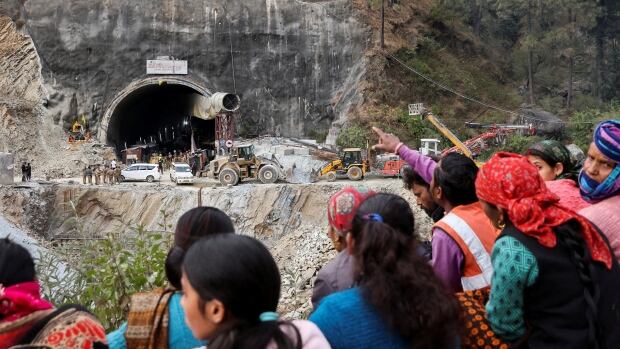  Les sauveteurs indiens commencent à retirer le premier des 41 travailleurs coincés dans un tunnel