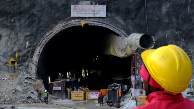  Les sauveteurs tentent une nouvelle approche pour libérer 41 travailleurs coincés dans l’effondrement d’un tunnel indien pendant 2 semaines