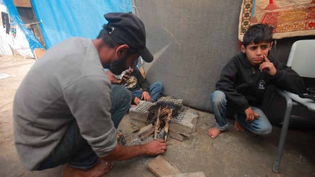 Longues files d’attente et « épuisement anormal » : le quotidien des Palestiniens déplacés dans le camp de Khan Younis