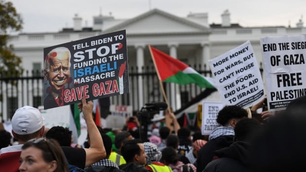  « Pas de cessez-le-feu, pas de votes » : Biden reçoit un avertissement sévère de la part de milliers de manifestants pro-palestiniens