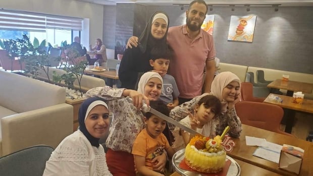  Une famille de Calgary fait partie de ceux qui ont quitté Gaza.  Leur père a choisi de rester derrière