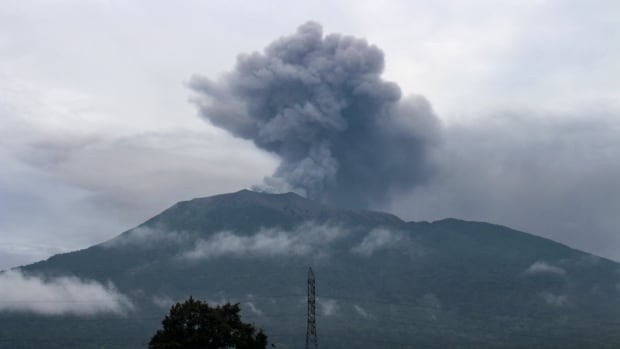  L’éruption d’un volcan indonésien fait 11 morts confirmés et plusieurs brûlures