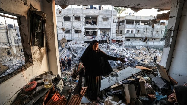  Des dizaines de morts dans des frappes au sud de Gaza alors qu’Israël attaque l’un des derniers hôpitaux fonctionnels du nord