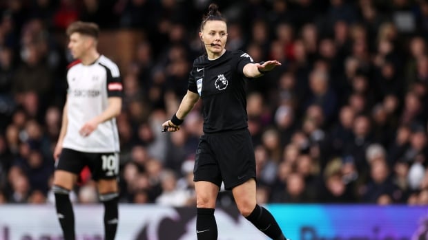  La Premier League a sa première femme arbitre alors que Rebecca Welch s’occupe de Fulham contre Burnley