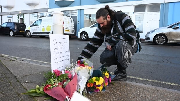  La mort d’un demandeur d’asile sur une barge britannique incite les militants et les résidents à appeler au changement