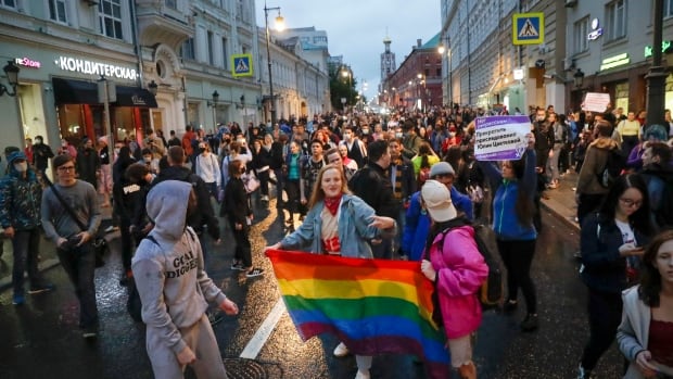  La police de Moscou effectue une descente dans les bars gays après que la Cour suprême a jugé le mouvement LGBTQ « extrémiste »