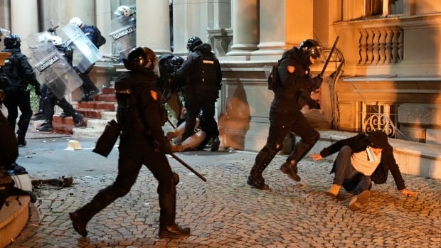  La police serbe arrête au moins 38 personnes lors de manifestations contre les résultats des élections