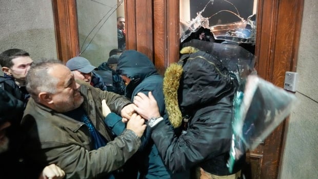  La police serbe utilise des gaz lacrymogènes pour tenter d’entrer dans l’hôtel de ville de la capitale.