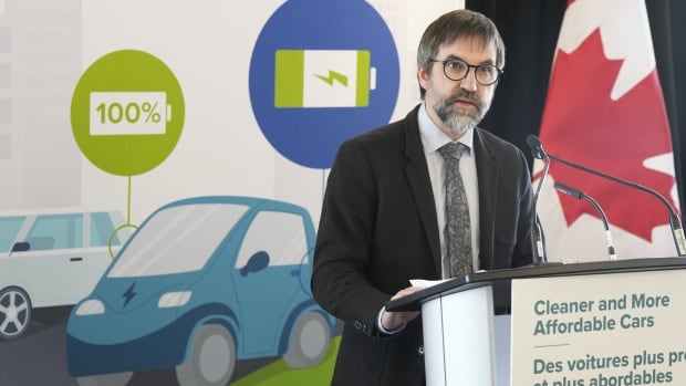  Le Canada présente un plan visant à éliminer progressivement les ventes de voitures et de camions à essence d’ici 2035