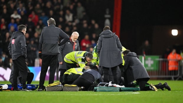  Le capitaine de Luton, Tom Lockyer, s’effondre lors d’un match de Premier League, match abandonné