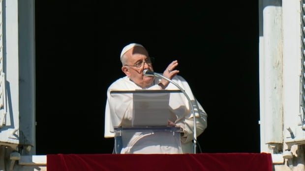  Le pape François déclare que les prêtres peuvent bénir les couples de même sexe, sous certaines conditions