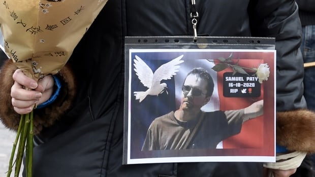  Le tribunal pour mineurs français condamne six personnes pour leur rôle dans la décapitation d’un enseignant