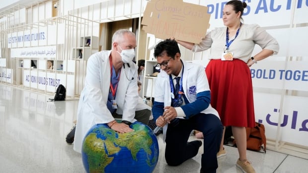  Les négociations de Dubaï sur le climat se concentrent sur la santé alors que les médecins canadiens avertissent les patients qui en constatent déjà les impacts