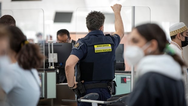  L’organisme de surveillance signale un « risque de discrimination » dans les évaluations des risques des voyageurs aériens par l’agence frontalière