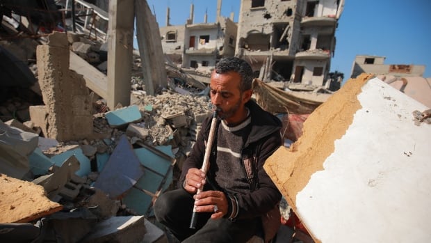  Par amour de sa musique, cet homme refuse de quitter son appartement bombardé à Gaza
