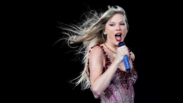  Un fan de Taylor Swift est mort d’épuisement dû à la chaleur lors du spectacle de Rio de Janeiro le mois dernier, selon un rapport médico-légal