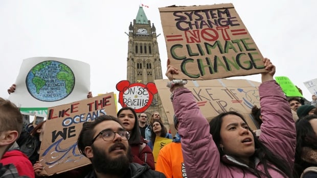  Un « soulagement immense » pour les jeunes militants autorisés à poursuivre Ottawa en justice pour changement climatique