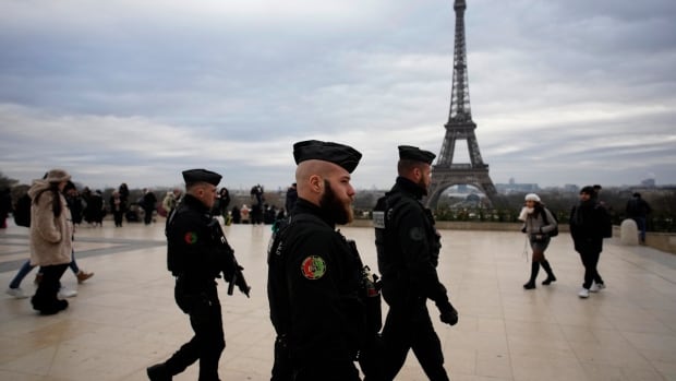  Une attaque au couteau et au marteau près de la Tour Eiffel fait un touriste allemand mort et 2 autres blessés