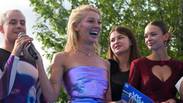  Une célébrité russe poursuivie en justice pour avoir organisé une soirée sur le thème “presque nue” à Moscou après un tollé