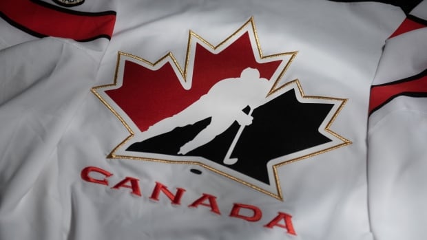  Cinq anciens joueurs de hockey du Mondial junior devraient faire face à des accusations d’agression sexuelle : rapport