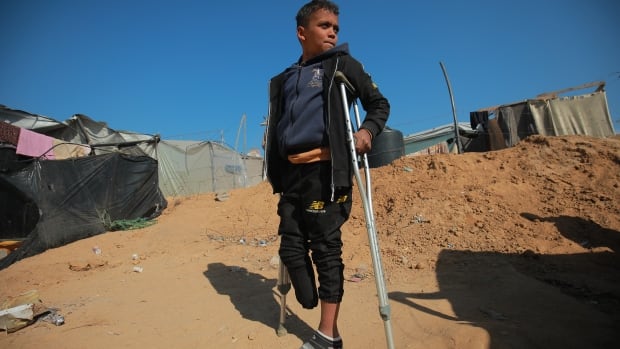  “Je veux que quelqu’un vienne me faire sortir d’ici” : un amputé de 12 ans à Gaza parle de ce que lui a coûté la guerre