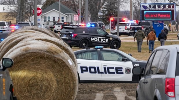  La police déclare qu’un élève de 6e année a été tué et un suspect de 17 ans est mort dans une fusillade dans une école de l’Iowa