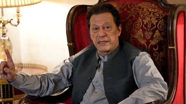  L’ancien Premier ministre pakistanais Imran Khan écope d’une peine de 10 ans de prison pour avoir divulgué des secrets d’État