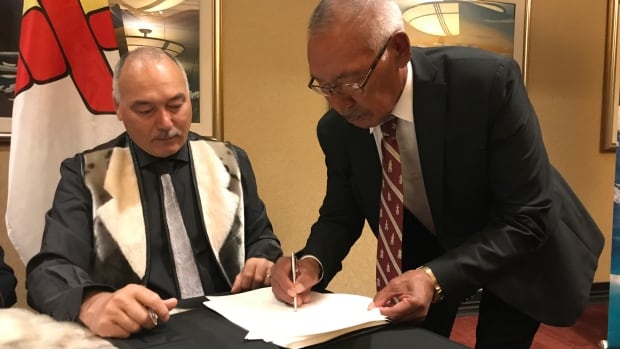  Le Nunavut est sur le point de signer un accord de transfert des responsabilités.  Voici comment cela a fonctionné au Yukon et aux Territoires du Nord-Ouest