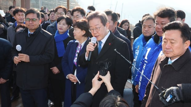  Le chef de l’opposition sud-coréenne Lee Jae-myung a été poignardé par son agresseur, selon des responsables.