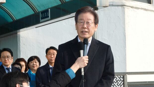  Le chef de l’opposition sud-coréenne quitte l’hôpital après avoir été poignardé et appelle à la fin de la « politique de haine »