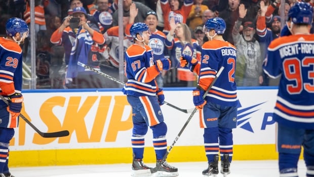  Les Oilers d’Edmonton prolongent leur séquence de victoires à 14 matchs avec une victoire de 4-1 contre les Blue Jackets