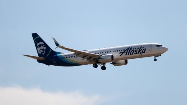  Les avions sont de nouveau cloués au sol alors que les autorités enquêtent sur la façon dont le panneau a explosé sur le vol d’Alaska Airlines.