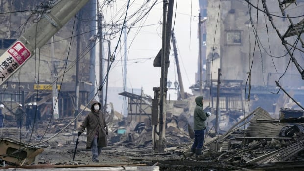  Les tremblements de terre au Japon font des dizaines de morts alors que l’armée déploie des troupes pour rechercher des survivants